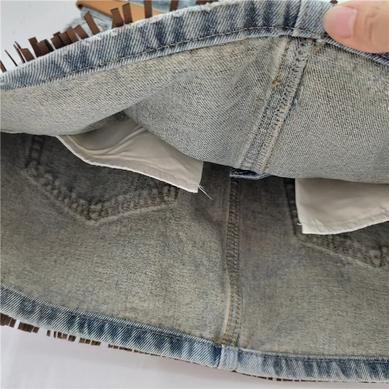 Saia Jeans Azul Retro com Franjas para Mulher Combine estilo vintage e moderno Use em diversas ocasiões com conforto e um toque especial no visual. — foto 3