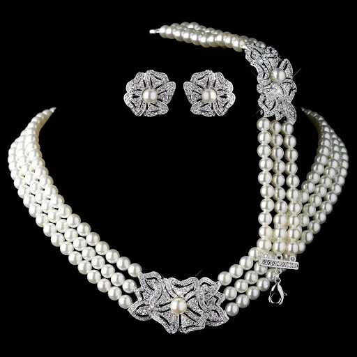 Title 2, Parel en strass ketting en oorbellen sieradense...
