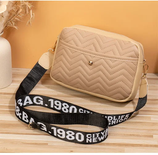 Title 8, Bolsa câmera transversal com padrão de ondas e ...