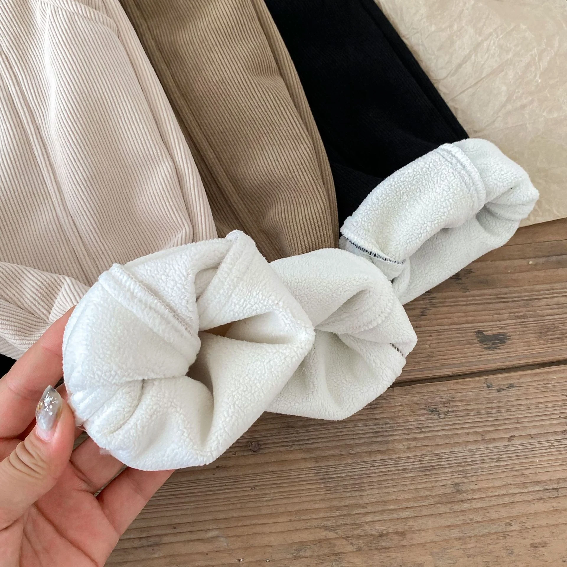Calças infantis de veludo cotelê com forro de fleece e acolchoamento, perfeitas para lazer, quentes e confortáveis, ideais para brincar. — foto 5