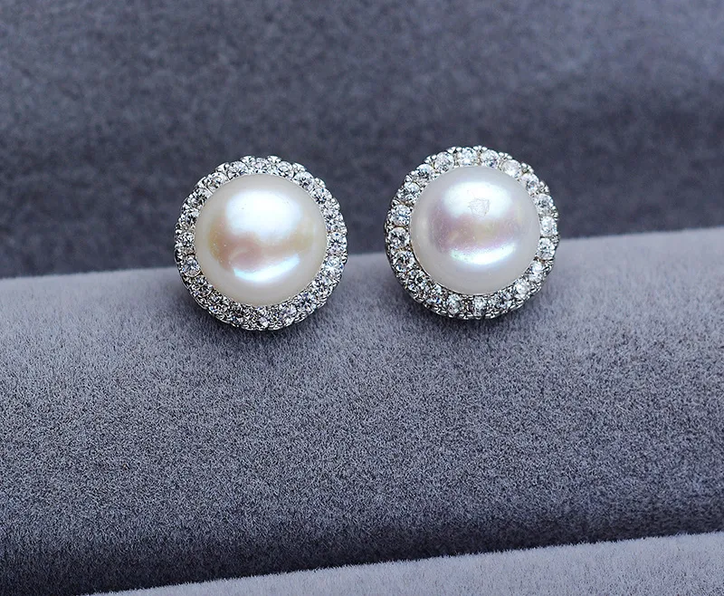 Pendientes de perlas de agua dulce con forma de bollo al vapor, redondos y casi impecables, con brillo de perla y circonitas. — foto 1