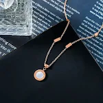 Colar feminino de aço titânio com algarismos romanos, pingente para pescoço. Adicione personalidade ao seu look com este colar moderno. — foto 1