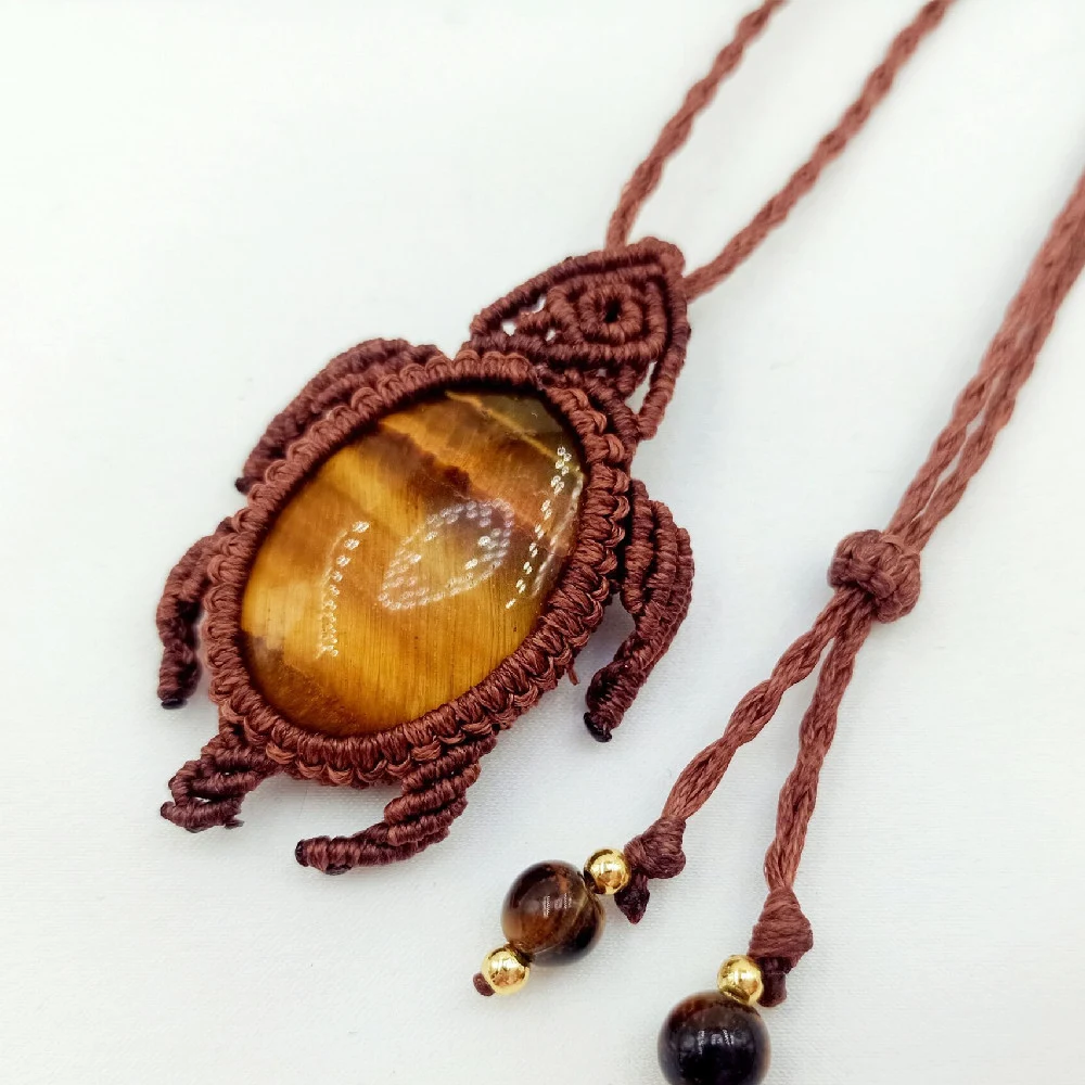 Colar com pingente tecido à mão com gemas de cristal estilo nacional, elegância artesanal e brilho único. Um acessório deslumbrante e presente ideal. — foto 7