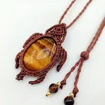 Colar com pingente tecido à mão com gemas de cristal estilo nacional, elegância artesanal e brilho único. Um acessório deslumbrante e presente ideal. — foto 7