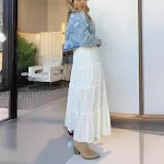 Lange jurk met V-hals, kanten bandjes en split. Stijl en comfort gecombineerd, perfect voor elke gelegenheid. — foto 2