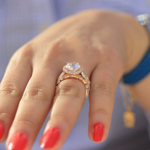 Anéis de casal para celebrar o amor. Anéis personalizados e gravados, um símbolo de união e cumplicidade. O presente perfeito para ele e ela. — foto 4