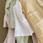 Pijama infantil de gaze de algodão com bolinhas, manga longa, conjunto de duas peças, ideal para noites confortáveis e fresquinhas. — foto 17