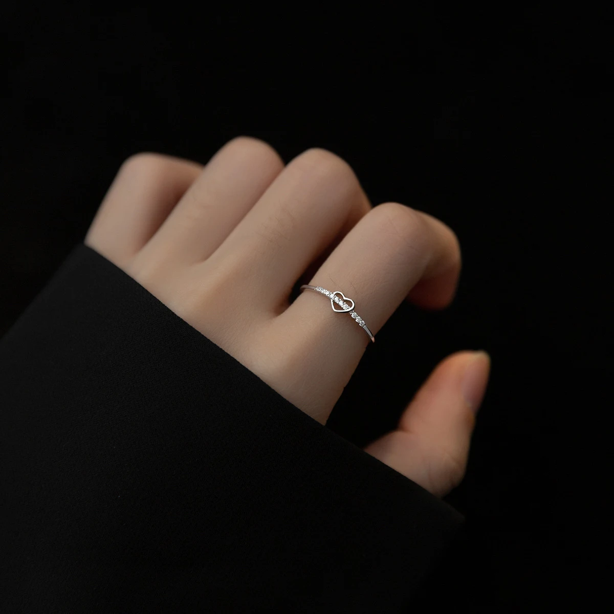 Anel feminino vazado em forma de coração, um acessório charmoso e elegante para realçar seu estilo. Perfeito para presentear ou usar. — foto 8