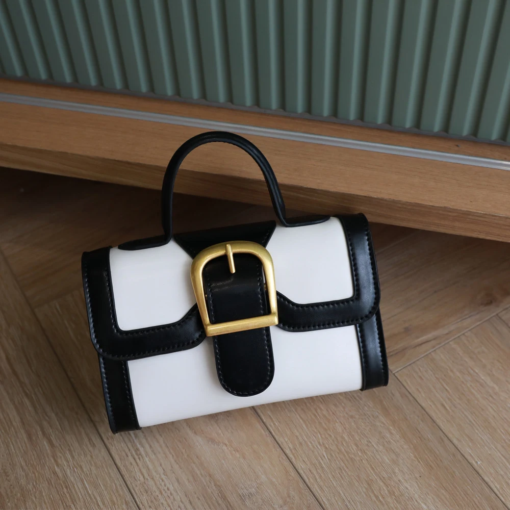 Title 8, Bolsa médica estilo francês com fivela quadrada...