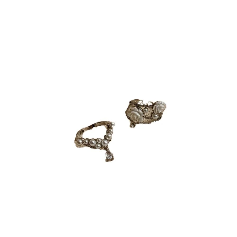 Anel feminino de flor de rosa branca, delicado e sofisticado. Um acessório perfeito para adicionar um toque romântico e elegante ao seu visual. — foto 2