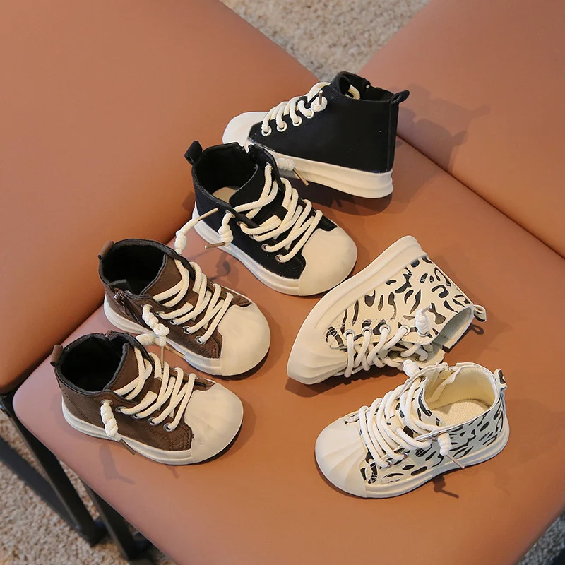 Chaussures décontractées et tendance pour bébé fille. Confort et style pour les petits pieds. Idéales au quotidien, respirantes et durables. — photo 11