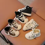 Chaussures décontractées et tendance pour bébé fille. Confort et style pour les petits pieds. Idéales au quotidien, respirantes et durables. — photo 11
