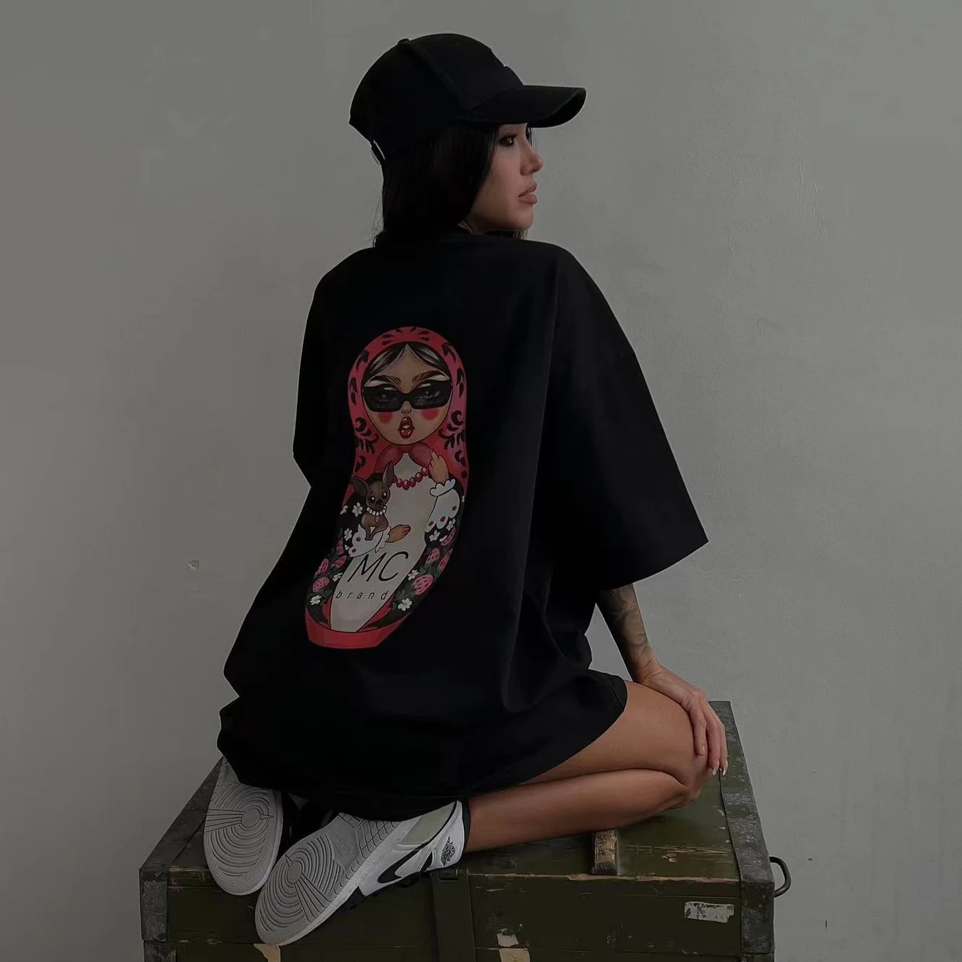 Maglietta da donna con stampa di bambole russe Matrioska, maniche corte e motivo lungo, perfetta per un look alla moda e originale. — foto 4