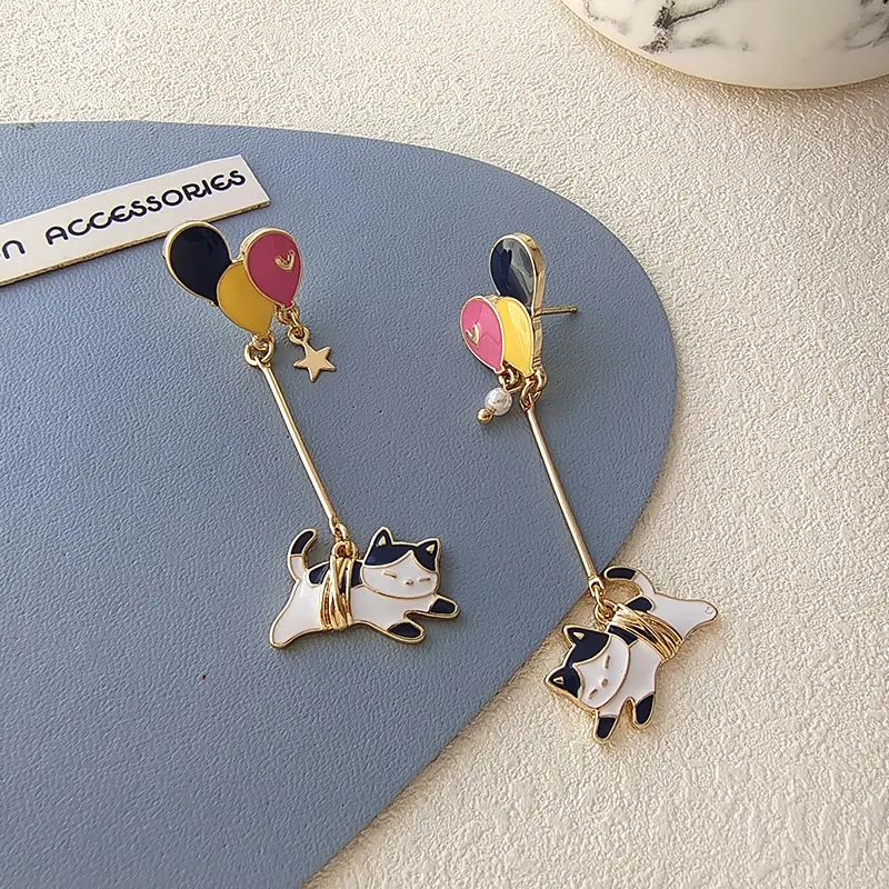 Brincos femininos de balão, simples e longos, com gatos de desenho animado e cores contrastantes, um acessório divertido e charmoso. — foto 5