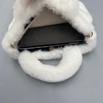 Bolsa Crossbody Feminina Grande de Pelo de Coelho Espaço e Sofisticação para Todas as Ocasiões Conforto e Elegância em um Só Acessório Perfeito — foto 5