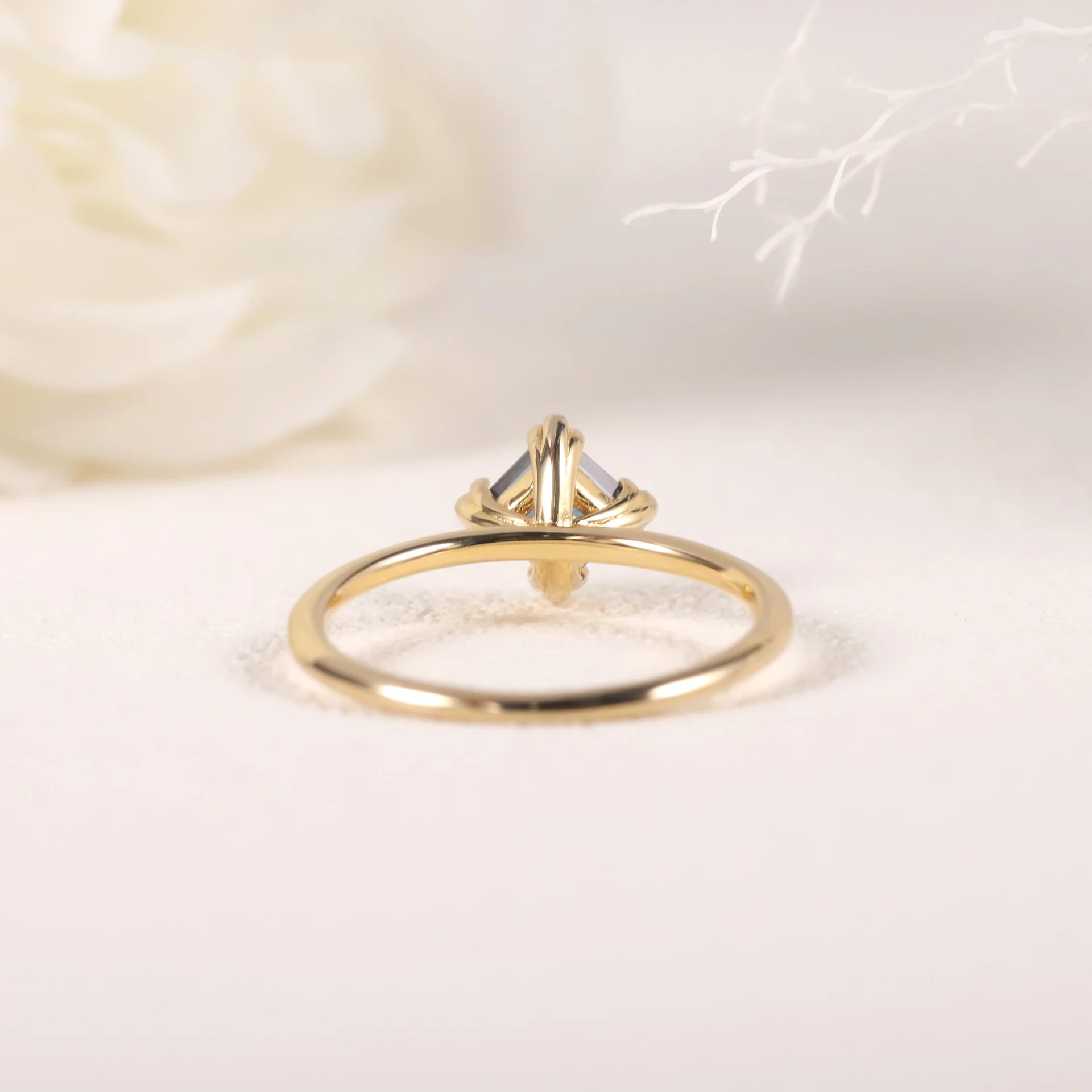 Anel de safira que muda de cor, banhado a ouro em prata esterlina S925. Moda de luxo acessível e elegante. Perfeito para qualquer ocasião. — foto 6