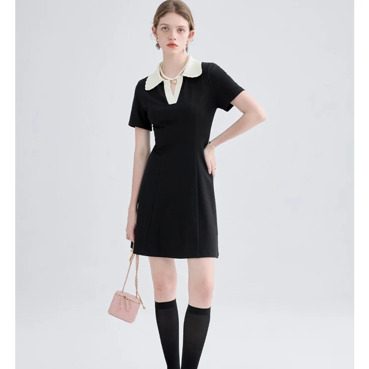 Saia preta slim de estilo britânico para commuting. Conforto e elegância em seus deslocamentos diários. Perfeita para o trabalho. — foto 1