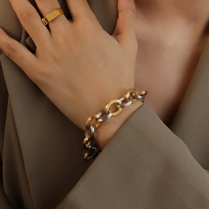 Joias femininas Brincos e pulseira com relevo Adicione um toque de sofisticação ao seu dia a dia com este conjunto elegante, realçando sua beleza natural — foto 3