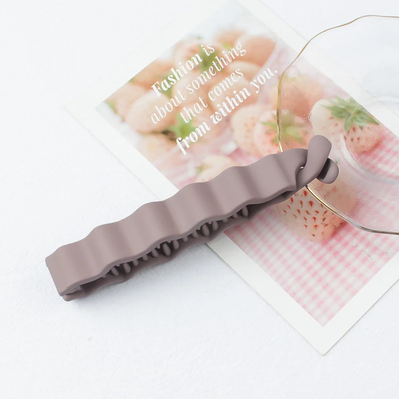 Presilha de cabelo banana ondulada e vertical de 12cm Estilo fácil, prende bem, acessório de cabelo que deixa seu penteado incrível, prático e elegante. — foto 6
