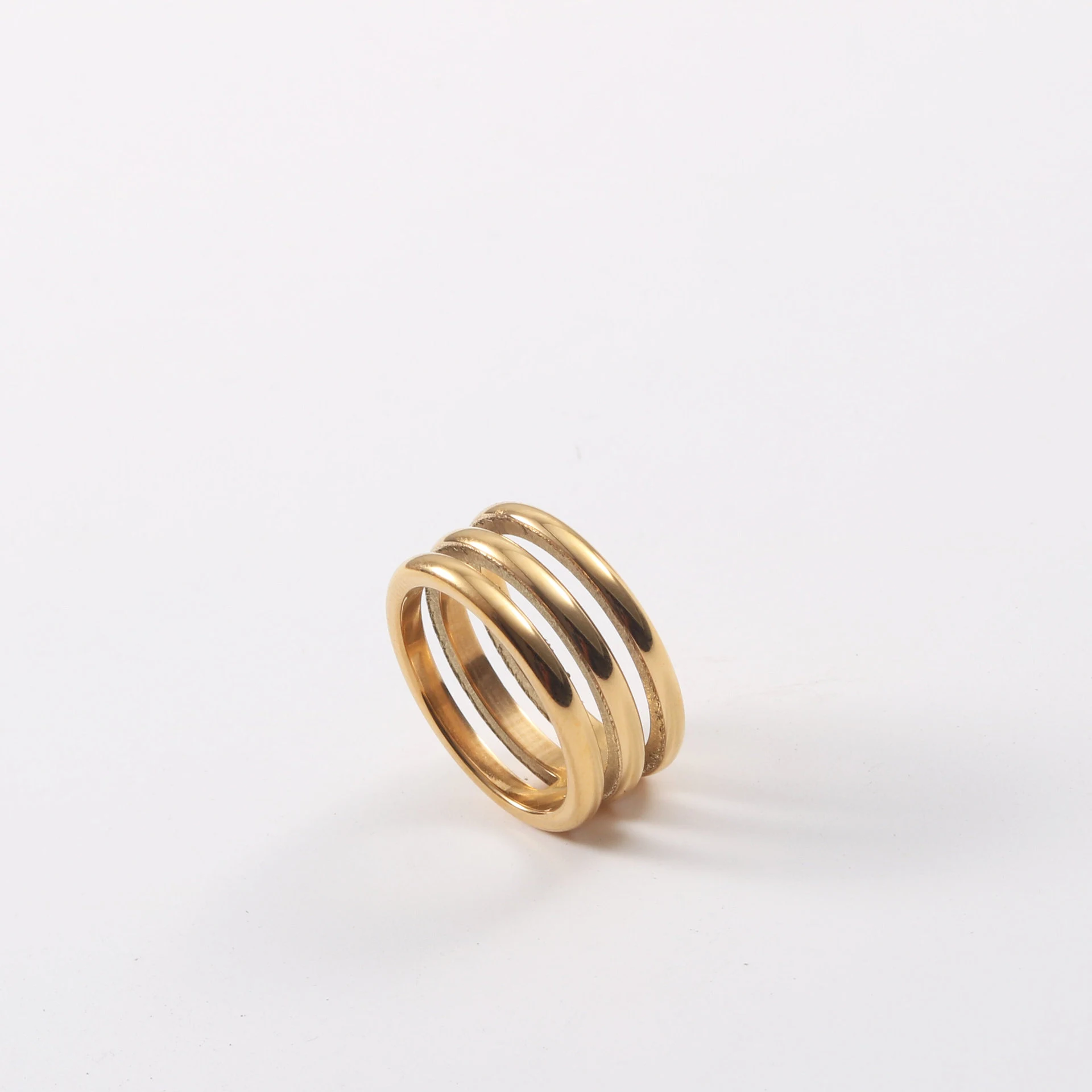 Anel Sanyuan de Aço Titânio Dourado 18K com Três Camadas. Joia feminina elegante, resistente e durável, perfeito para realçar seu estilo. — foto 4