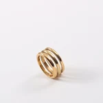 Anel Sanyuan de Aço Titânio Dourado 18K com Três Camadas. Joia feminina elegante, resistente e durável, perfeito para realçar seu estilo. — foto 4