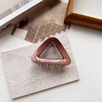 Prendedor de cabelo triangular de plástico feminino grande tipo tubarão para nuca, forte e estiloso, perfeito para prender. — foto 4