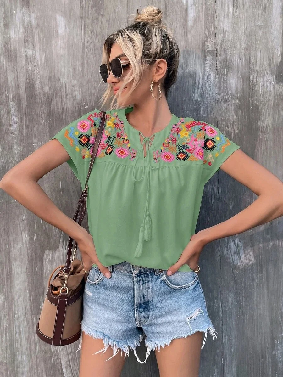 Camisa com mangas morcego e bordados com franjas, estilo europeu e americano. Conforto e elegância para um visual moderno e charmoso. — foto 10