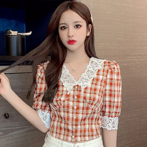 Camisa xadrez vermelha vintage feminina, top curto com manga bufante, um clássico retrô com toque moderno, ideal para looks estilosos. — foto 13