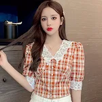 Camisa xadrez vermelha vintage feminina, top curto com manga bufante, um clássico retrô com toque moderno, ideal para looks estilosos. — foto 13