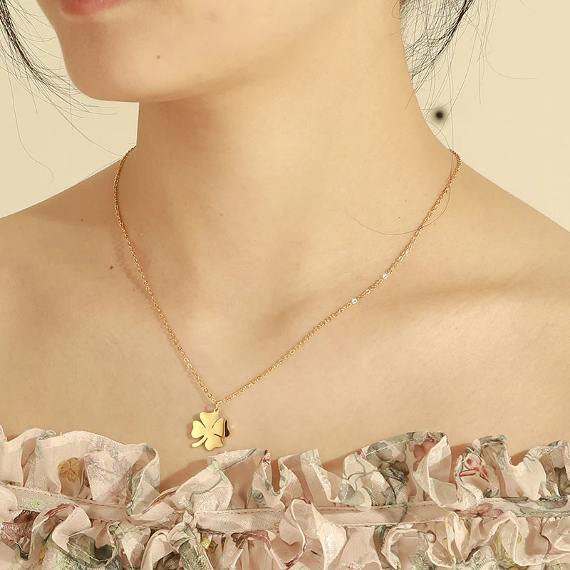 Colar coreano clássico feminino de aço inoxidável com trevo de quatro folhas vazado para casais, pingente de folha selvagem, temperamento elegante. — foto 8