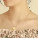 Colar coreano clássico feminino de aço inoxidável com trevo de quatro folhas vazado para casais, pingente de folha selvagem, temperamento elegante. — foto 8