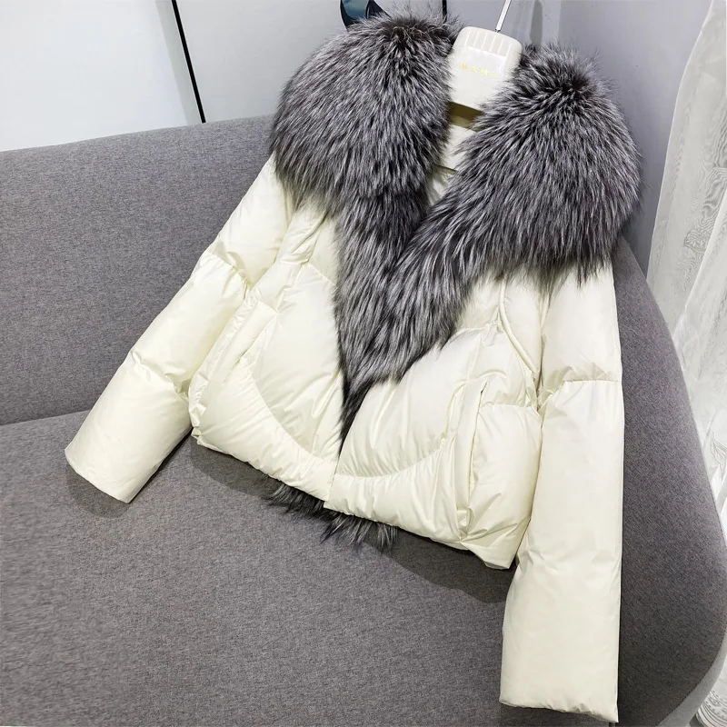 Giacca corta in piumino bianco d'anatra, calda e leggera. Perfetta per l'inverno, offre calore, comfort e stile, proteggendoti dal freddo. — foto 22