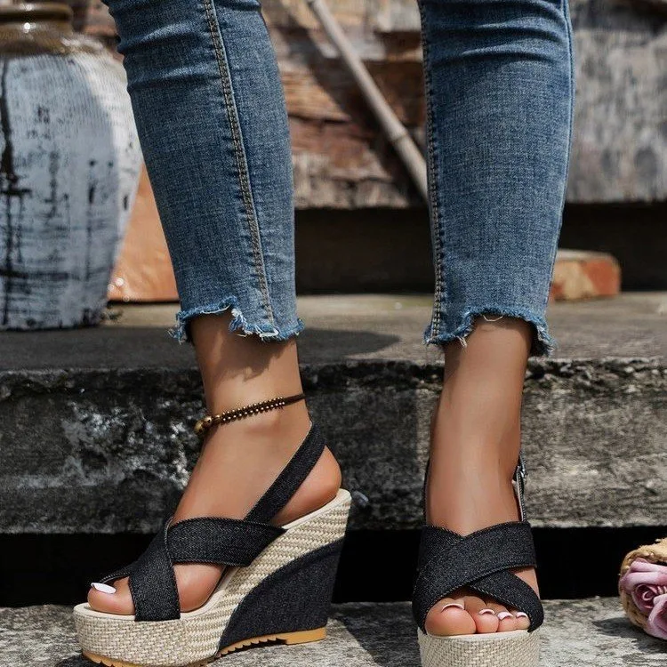Damen Platform Keil Sandalen Übergröße Denim. Bequeme Denim-Sandalen mit Keilabsatz für Frauen. Stilvoller Komfort für sonnige Tage. — foto 5