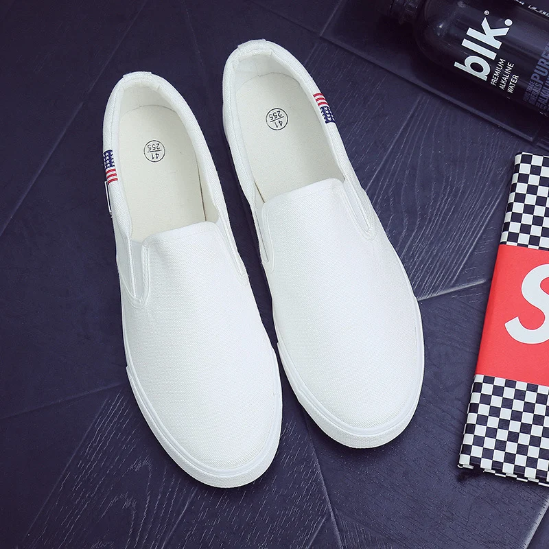 Scarpe bianche da uomo in tela, versatili. Perfette per ogni occasione, facili da abbinare. Comode e stilose, un must-have per il tuo guardaroba. — foto 3
