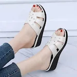 Sandálias femininas de verão, para casa e ar livre, salto alto e sola grossa. Conforto e estilo para uso interno e externo. — foto 3