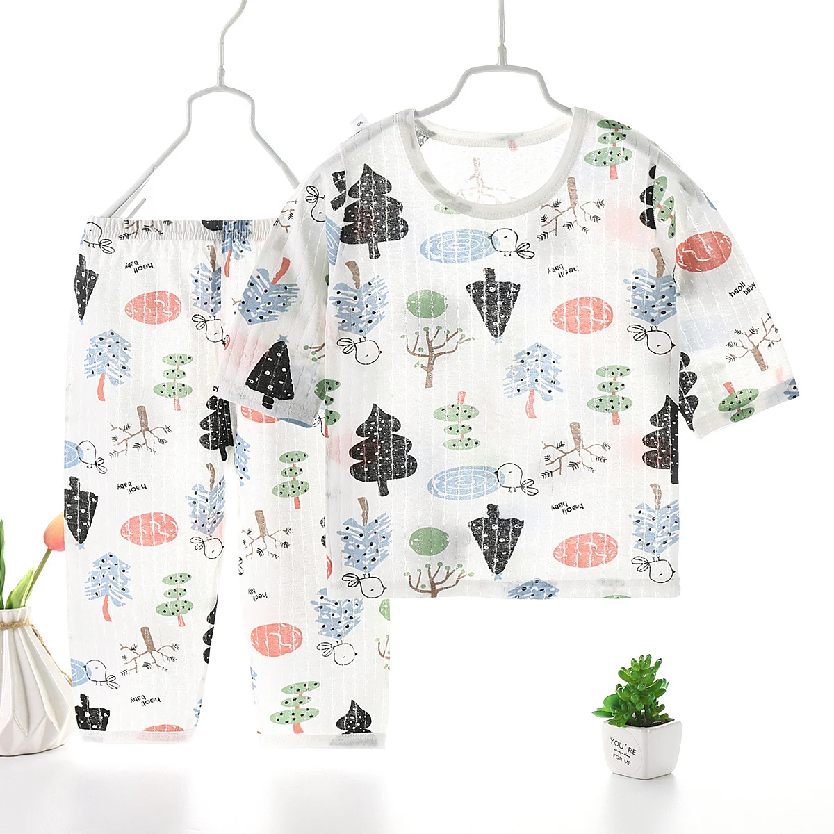 Dunne, ademende pyjama set met driekwart mouwen voor thuis. Comfortabel en luchtig, perfect voor ontspannen momenten. — foto 6
