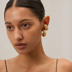 Brincos de flores marteladas femininos, charmosos e elegantes. Adicione um toque de sofisticação ao seu visual. Perfeitos para qualquer ocasião. — foto 10