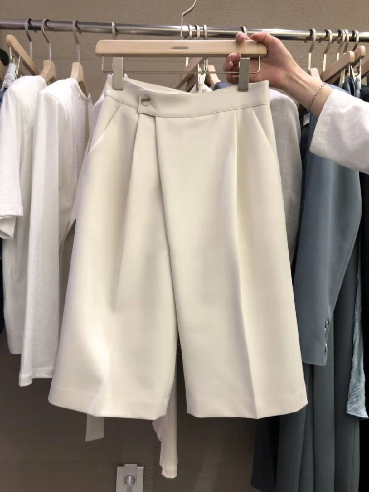Yüksek Bel Düğmeli Düz Renk Günlük Pantolon Çok Yönlü Beş Nokta Pantolon. Günlük kullanım için şık ve rahat, her kombinle uyumlu. — Fotoğraf 1