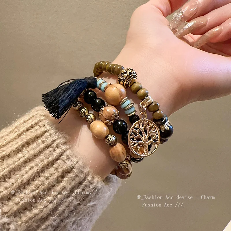 Pulseira geométrica boêmia de contas, acessório boho chic, perfeita para um visual descontraído, ideal para uso diário e festivais. — foto 3