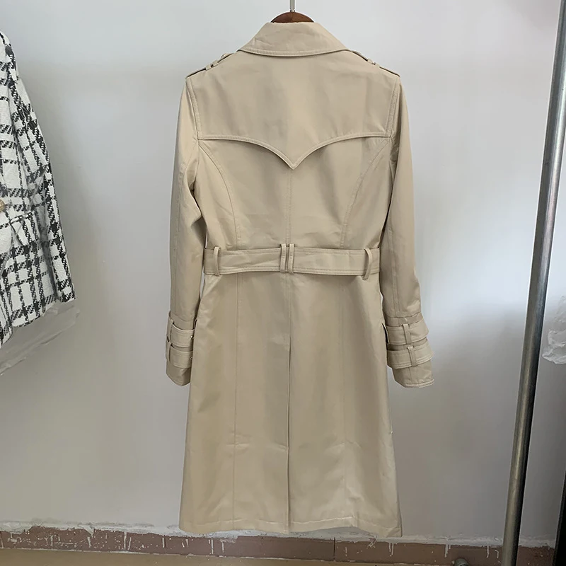Trench coat longo abotoamento duplo com cinto e fivela. Elegância e proteção contra o frio, um clássico atemporal para seu guarda-roupa. — foto 3