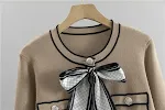 Completo donna business, cardigan in maglia e pantaloni a gamba larga, per un look professionale e alla moda. — foto 12