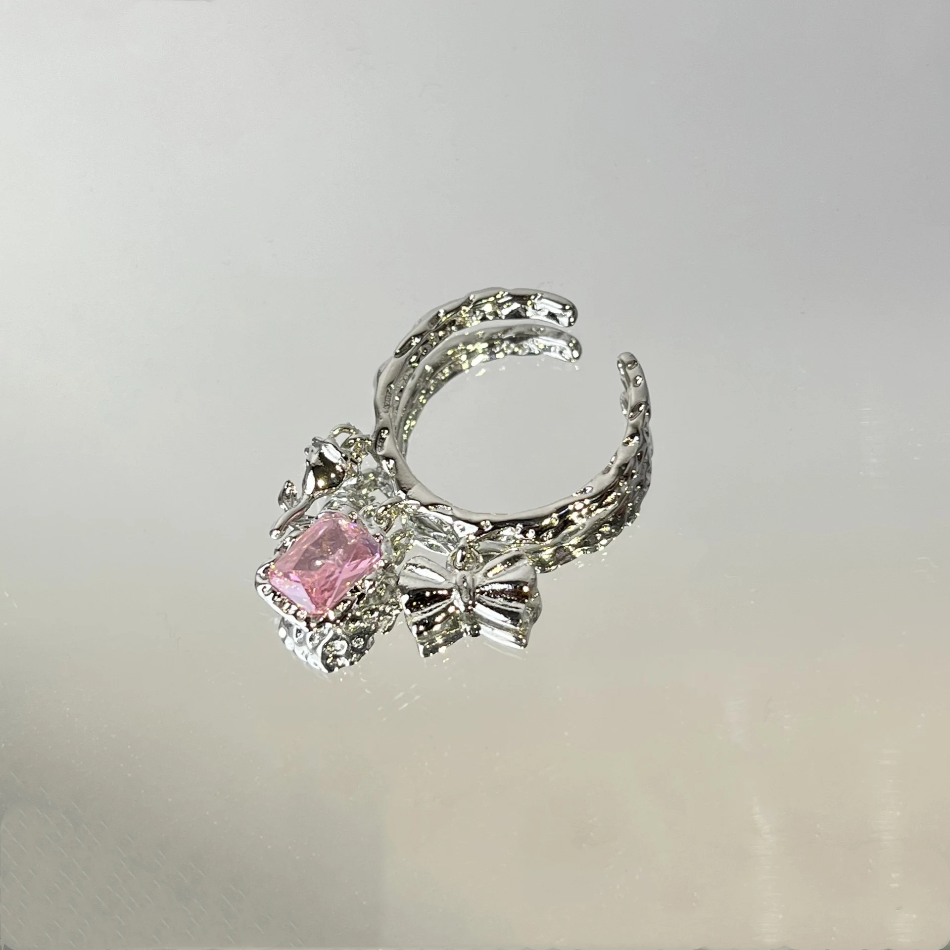 Anel de Zircônia Premium Rose Metal Design. Um toque de luxo e sofisticação para você brilhar, ideal para uso diário e momentos especiais. — foto 1
