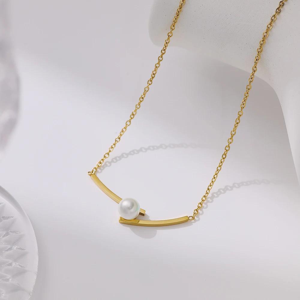 Colar de aço inoxidável com pingente de pérola dourada. Joia elegante para mulheres. Adicione um toque de sofisticação ao seu visual. — foto 3