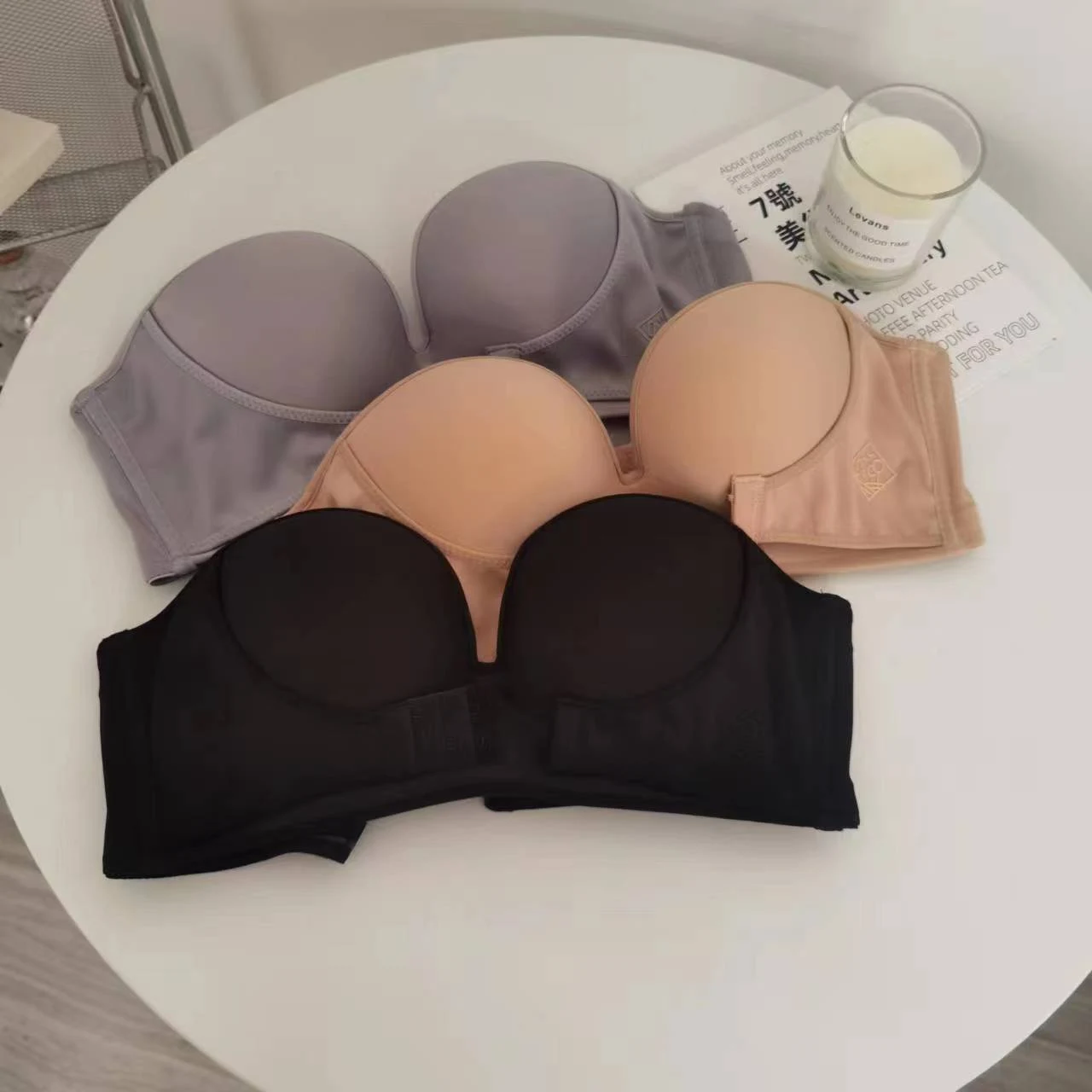 Sutiã push up sem fio feminino, sem alças, invisível, sexy e fashion. Tamanho pequeno com bojo espesso para realçar o busto. — foto 1