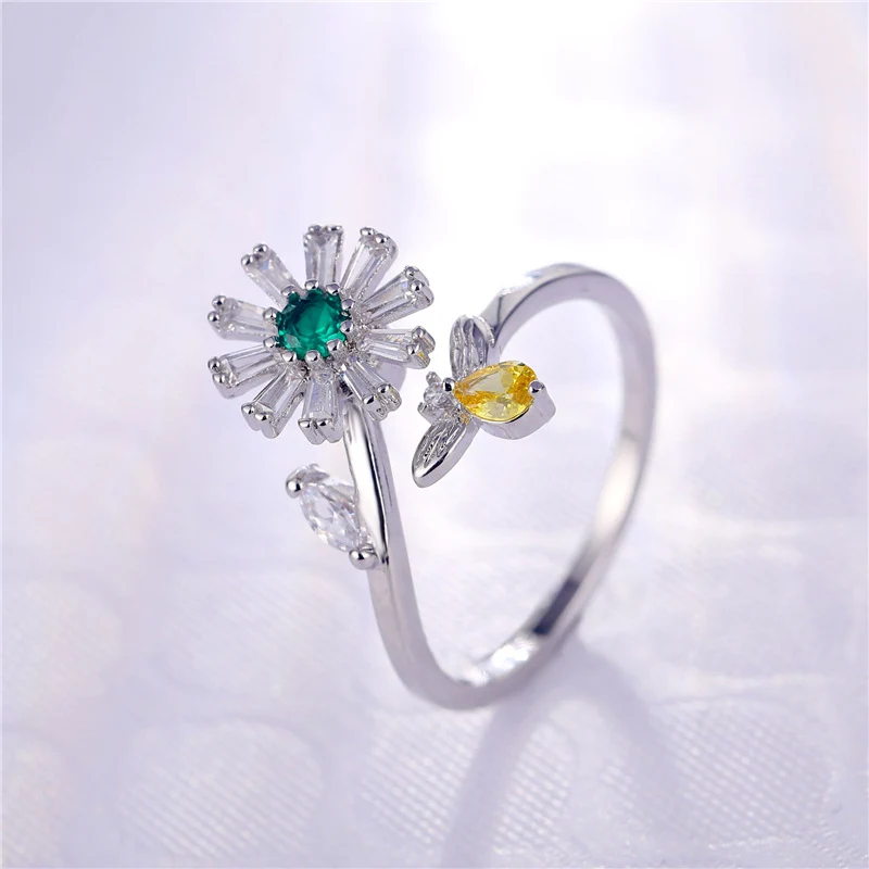 Anel de margarida com abelha e zircônias douradas giratórias. Um toque floral e elegante com movimento rotativo, perfeito para presentear. — foto 4