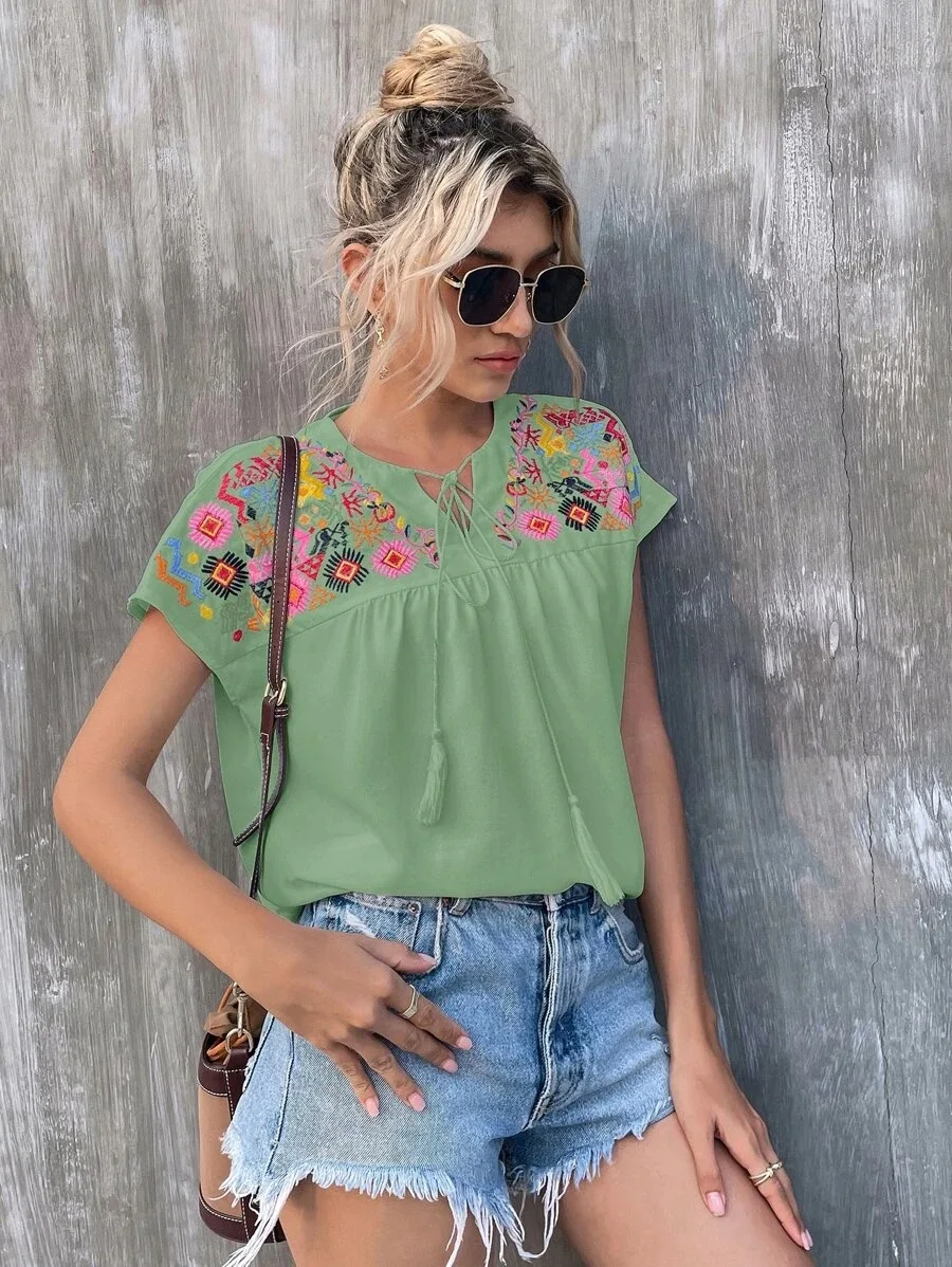 Camisa com mangas morcego e bordados com franjas, estilo europeu e americano. Conforto e elegância para um visual moderno e charmoso. — foto 3