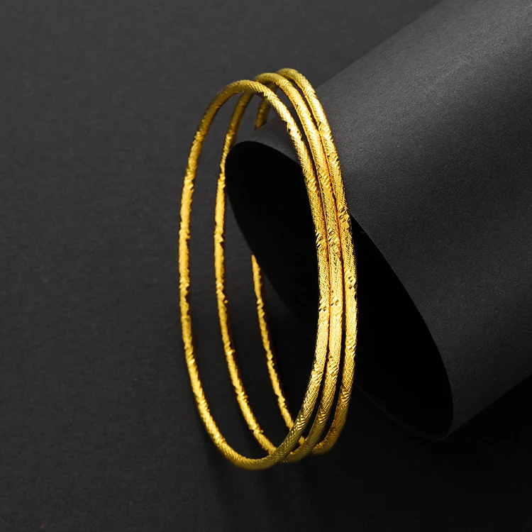 Pulseira feminina multi-anéis banhada a ouro que preserva a cor e em espiral, para um brilho duradouro e visual elegante. — foto 3