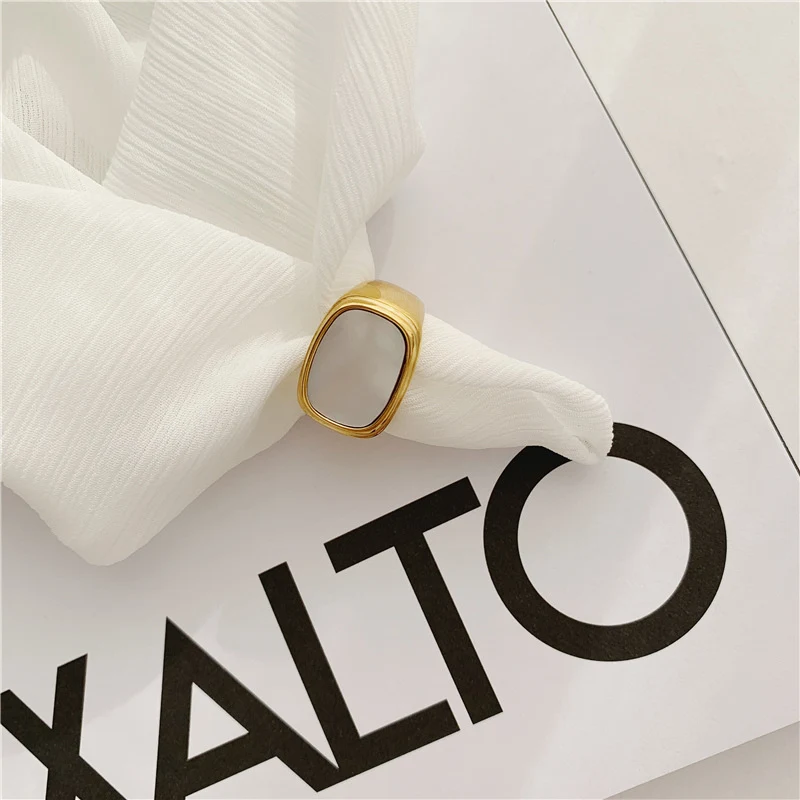 Anel Vintage Fritillary Shell 18K. Design clássico e elegante, perfeito para complementar seu visual e celebrar momentos especiais com sofisticação. — foto 7