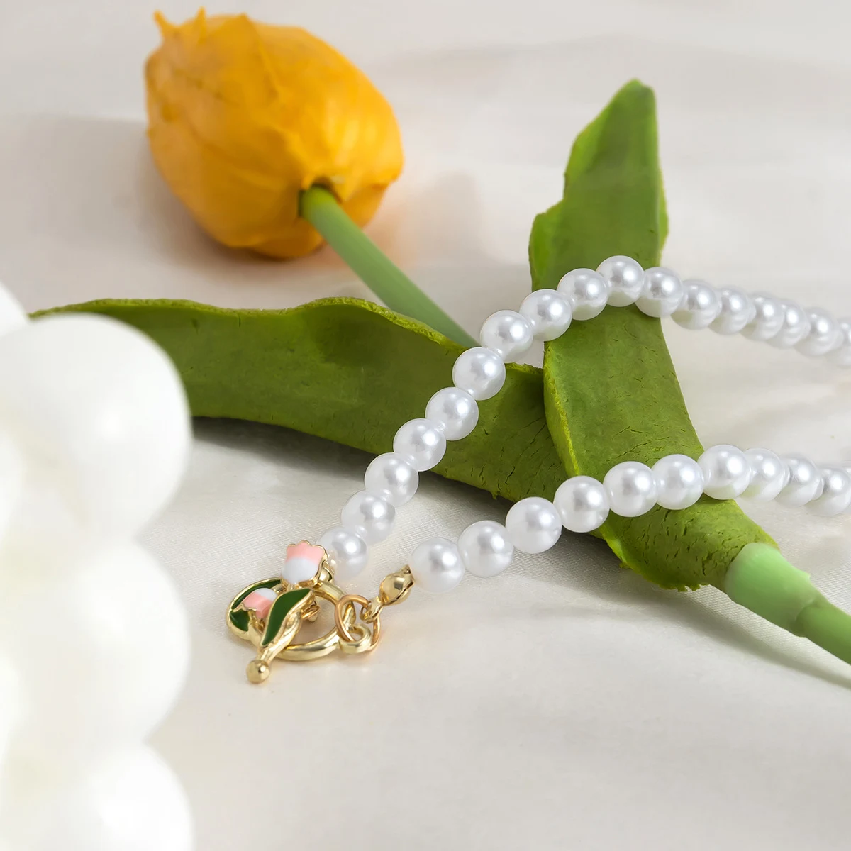 Colar de tulipas simples e elegante, com corrente de contas, modelo clavícula. Perfeito para combinar com qualquer look e ocasião. — foto 14