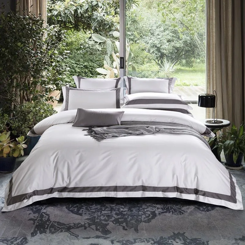 Jogo de cama de hotel branco quatro peças algodão puro estilo europeu, perfeito para noites de sono confortáveis e elegantes em hotéis. — foto 12